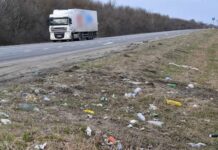 Житель Херсона собственноручно убирает мусор на обочинах дорог