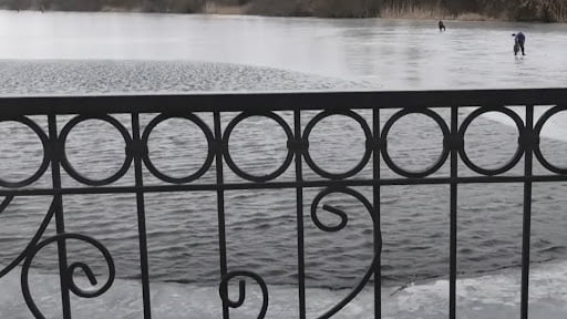 На Херсонщині брат із сестрою провалилися під кригу: їх врятував працівник місцевого яхт-клубу